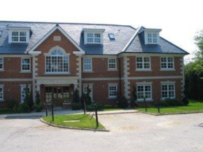 Maidenhead - Gated 2 Bed Apartment - Close To Train Station